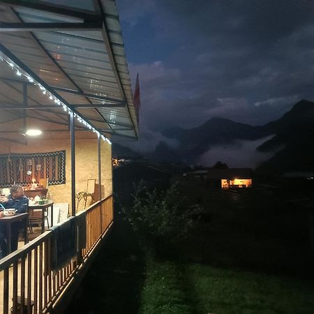 Nadiani Hostel Omalo Bagian luar foto
