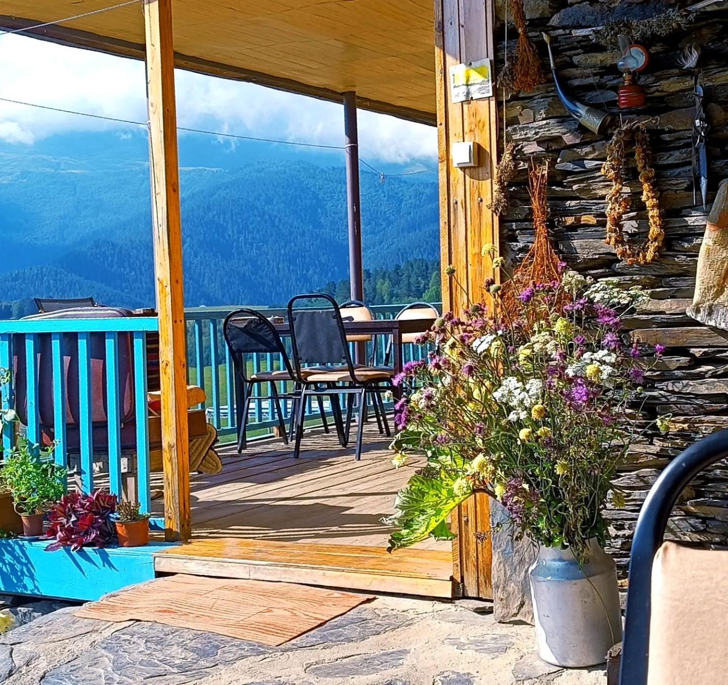 Nadiani Hostel Omalo Bagian luar foto