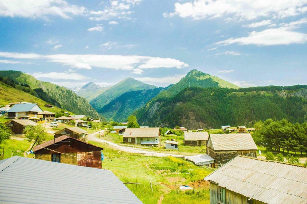 Nadiani Hostel Omalo Bagian luar foto